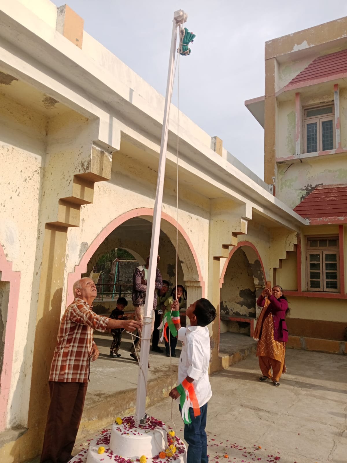 શ્રી રામજી ઠાકરશી ચેરિટી ટ્રસ્ટ સંચાલિત બાલમંદિર દ્વારકામાં નાના ભૂલકા ના હાથે ધ્વજવંદન સંપન્ન 