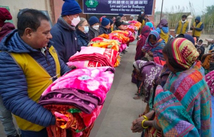 શિયાળામાં માનવતાનો સ્પર્શ: દ્વારકામાં નિરાધાર લોકોને ગરમ ધાબળા વિતરણ 