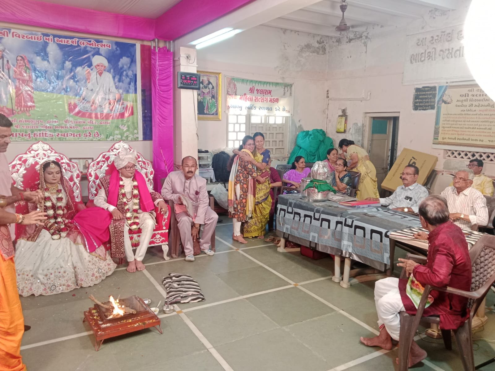 દ્વારકા શારદા મઠ ખાતે ત્રિ-દિવસીય અખિલ ભારતીય વૈદિક સંગોષ્ઠિ દરમિયાન આરોગ્યલક્ષી પત્રિકાનું વિતરણ